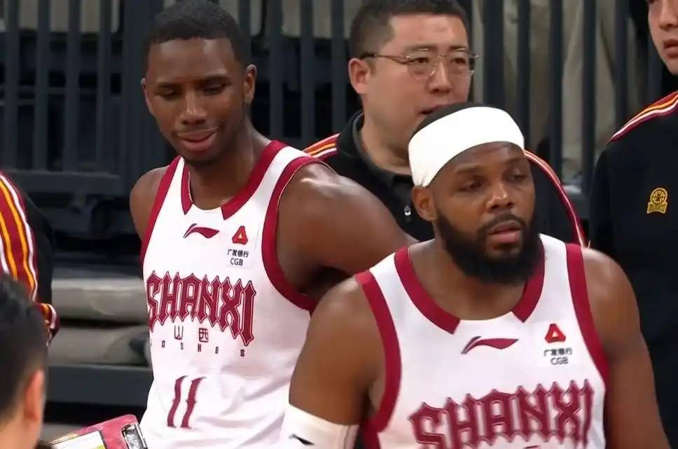 足球直播-疯狂一夜！一场比赛7技犯，深圳击溃山西，前CBA冠军惨遭18连败