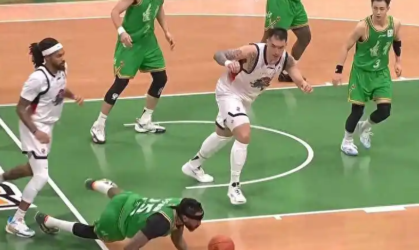 末节封神！高诗岩12分定乾坤，山东胜辽宁迎两连胜，主场静候广厦